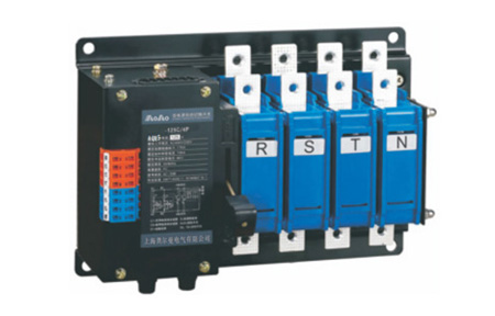 雙電源自動切換開關有二段式和三段式兩種，二段式雙電源開關主觸頭僅有兩個工作位（主用電源位及備用電源位），三段式雙電源開關主觸頭有三個工作位（主用電源位、備用電源位及零位）。通過如上描述，我們了解到二段式雙電源因其結(jié)構(gòu)無線路斷開位（零位），線路保護及維修時需設置隔離開關。三段式雙電源包含“零位”，具備分斷電流的能力，那么其是否可作為隔離電器單獨使用呢？ 